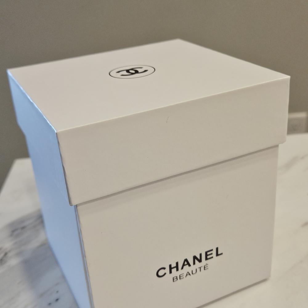 Chanel #5 Rare Snow Globe w/Mini Bags NWB - Picture 3 of 4